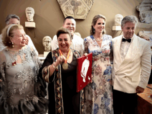 Lee más sobre el artículo GIOVANNA G. DE CALDERÓN RECIBE  LA MEDALLA DE ORO MAYTE SPÍNOLA