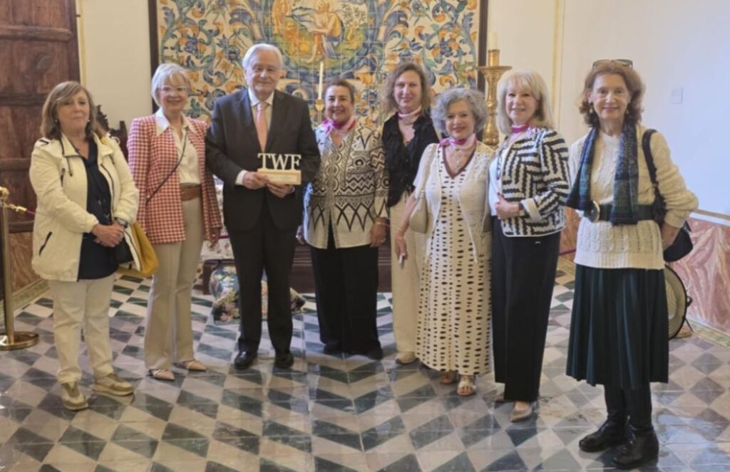 De izda. a dcha.: Amparo Zacarés, Pta. de CyM; Teresa González Juste, Secretario del CAMS; Albert Catalá, Pte. del CAMS; Giovanna G. de Calderón, Pta. de MDE; Mercedes Sánchez, Concha Pelayo, Adriana Zapisek y Carmen Ayela, socias de MDE.
