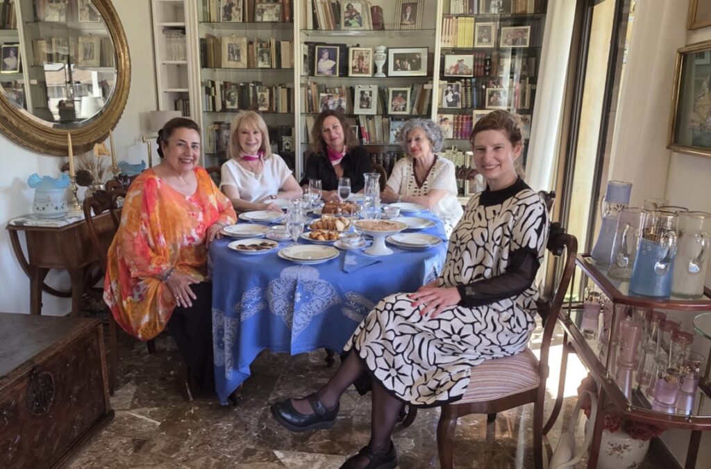 De izda a dcha.: Giovanna G. de Calderón, Adriana Zapisek, Mercedes Sánchez, Concha Pelayo y la anfitriona, Mercedes Puchol