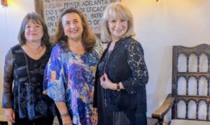 Lis, Giovanna y Adriana posando ante muebles del conocido como “Salón Viejo”